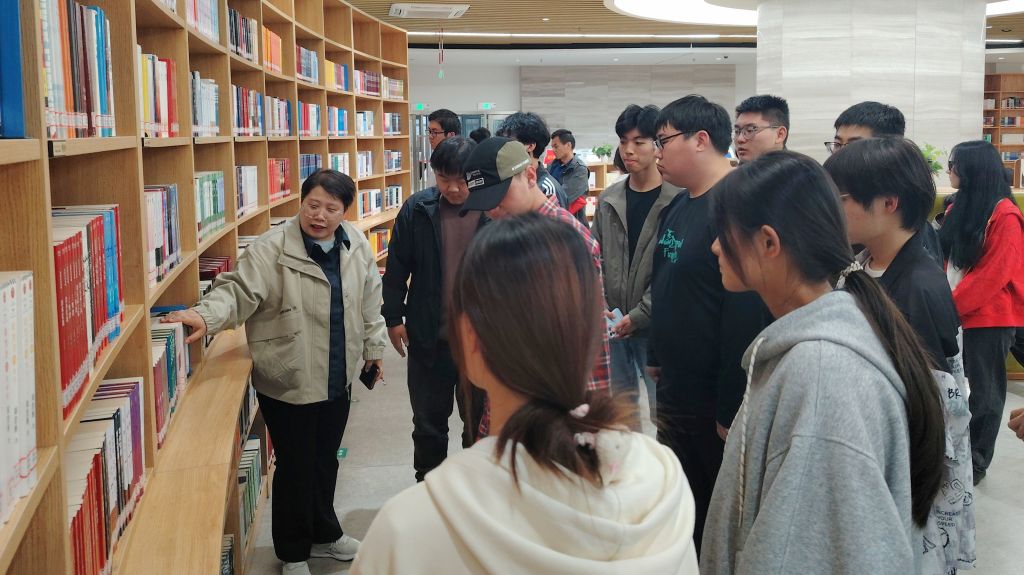 “书香雨耕魂，悦读铸匠心” ——我校行走的思政课解锁图书馆“阅读密码”